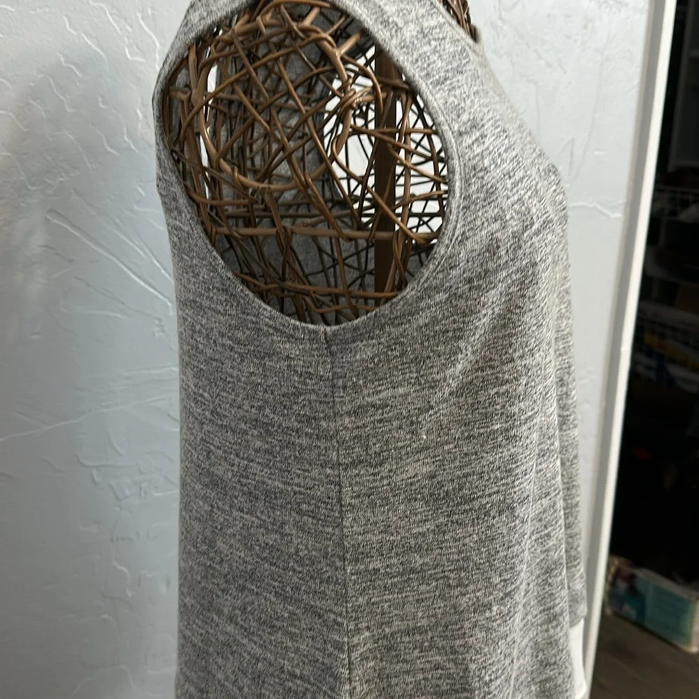 Banana Republic Gray and White Sleeveless Top. Size MP. - Picture 2 of 7